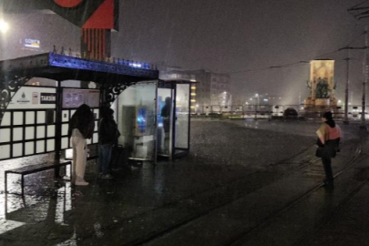 İstanbul'u sağanak vurdu: Rögarlar taştı, araçlar mahsur kaldı