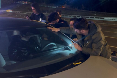 Uyuyakalan sürücüye ulaşmak için aracın camını kırdılar