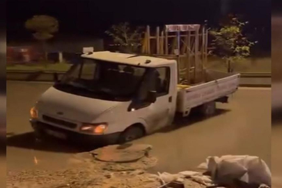 Yağıştan çöken yolda bir kamyonet mahsur kaldı
