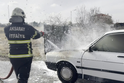 Aksaray'da seyir halindeki otomobilin motor kısmından alevler yükseldi