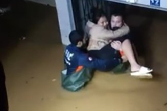 Antalya'da sağanak sonrası evinde mahsur kalan kadını ekipler kurtardı