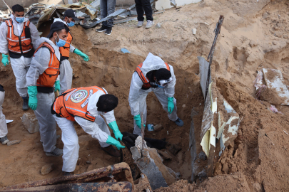 Gazze’deki Şifa Hastanesi’nin avlusuna gömülen 98 cenaze kimlik tespiti için çıkarıldı