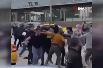 Bursa'da iki grup birbirine girdi! Sopalar, kasklar havada uçuştu...