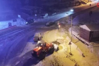 Uludağ'da yoğun kar var...Ekipler yolların kapanmaması için aralıksız çalışıyor