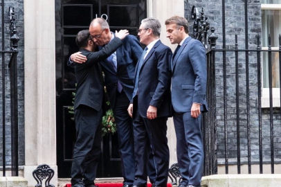 Zelenskiy: Londra'daki görüşmeler verimli geçti ve barış yönünde küçük bir ilerleme var