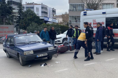 Bursa'da otomobile çarpan motosikletli ağır yaralandı