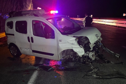 Çorum'da yaralıya yardım etmek istedi, emniyet şeridindeki otomobiline ticari araç çarptı: 4 yaralı