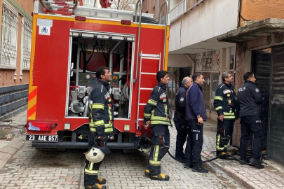 Elazığ'da metruk binada yangın