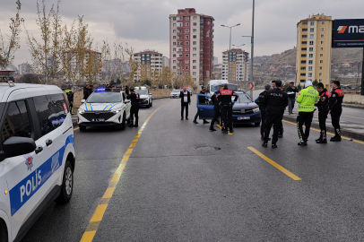 Kayseri'de 3 polis aracına çarparak kaçan suç makinası yakalandı