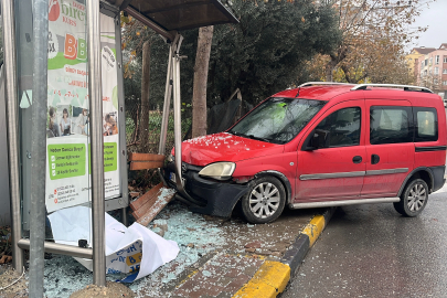 Kocaeli'de park halindeyken hareket eden hafif ticari araç durağa çarptı