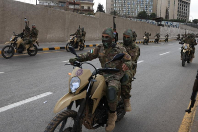 Suriye'de ordu teyakkuzda! Şara kamuflajı giydi...