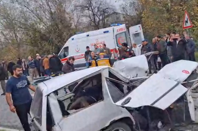 Zonguldak'da kamyonla çarpışan otomobil ikiye bölündü: 1 ölü, 2 yaralı