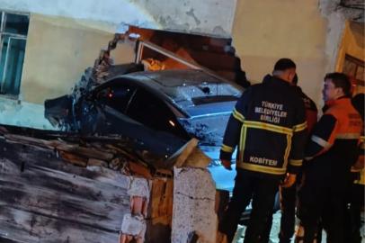Bolu'da bina duvarına çarpan otomobilin sürücüsü yaralandı