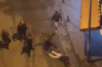 Bursa'da laf atan alkollü şahsa meydan dayağı! Dövmekle yetinmeyip...