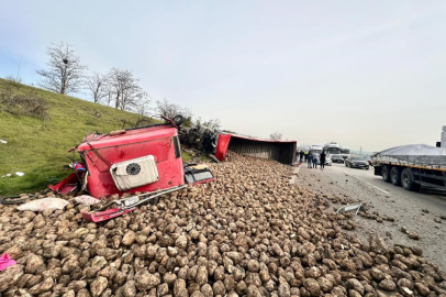 Bursa'da tır devrildi! Çok sayıda yaralı var...