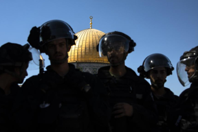 Filistin topraklarını gasbeden İsrailliler, Mescid-i Aksa'ya baskın düzenledi