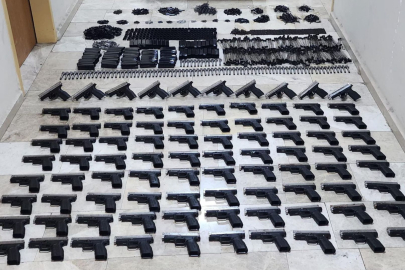 Hatay'da polisin durdurduğu otomobilden cephanelik ele geçirildi