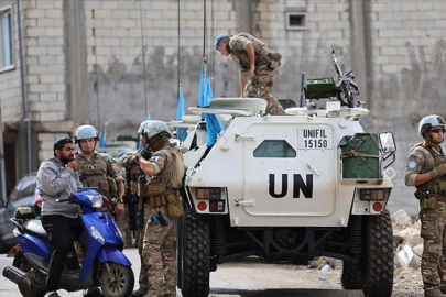 İsrail, BM askerlerinin üzerine ateş açtı
