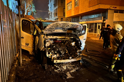 İstanbul Üsküdar'da park halindeki araç alev alev yandı