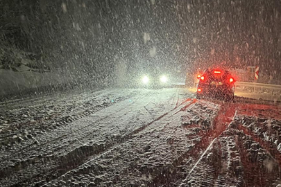 Kars'ta kar yağışı 17 yolu ulaşıma kapattı