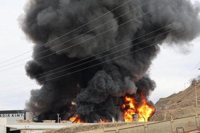 Kırıkkale'de fabrika yangını: Gökyüzü siyaha büründü