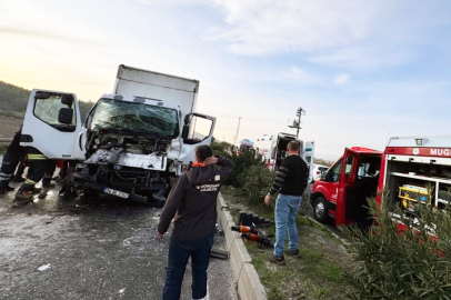 Muğla'da kamyonette sıkışan iki kişi kurtarıldı
