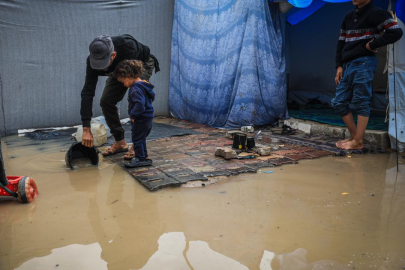 Şiddetli yağış nedeniyle Gazze Şeridi'nde binlerce çadır su altında kaldı