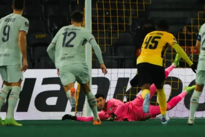 Berke Özer yine penaltı kurtardı: Avrupa'da bir ilki gerçekleştirdi