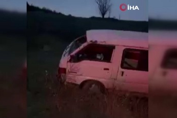 Bursa'da kontrolden çıkan minibüs şarampole yuvarlandı: 1 yaralı