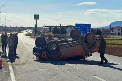 Denizli'de aksı kırılan pikap takla attı