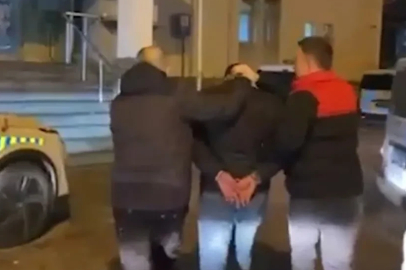 'Dur' ihtarına uyumadı önündeki polise vurup kaçtı! Dehşet anları kameralara yansıdı!