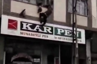 Gaziantep'te yürekleri ağza getiren an: Balkonda asılı kalan çocuğu kurtardı