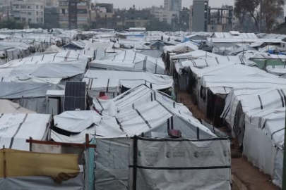 Gazze’de yerinden edilen Filistinlilerin çadırlarını su bastı