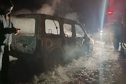 Karabük'te seyir halindeki hafif ticari araç alev topuna döndü