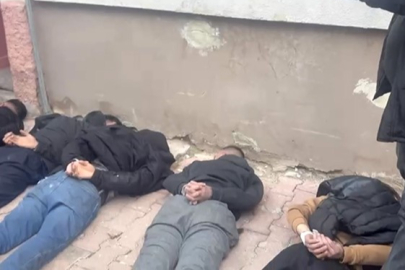 Konya'da aranan şahıs yakalanacağını anlayınca arkadaşlarıyla polise direndi