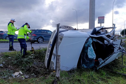 Sakarya'da ciple çarpışan otomobil hurdaya döndü: 1'i ağır 2 yaralı