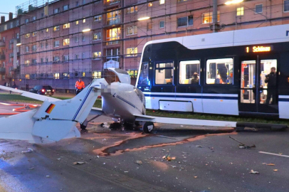 Almanya'da caddeye acil iniş yapan küçük uçak trafik levhasına çarptı