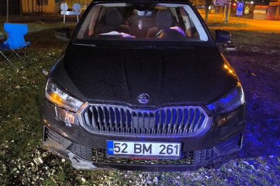 Elazığ’da kontrolü kaybedilen otomobil kavşaktaki refüje çıktı