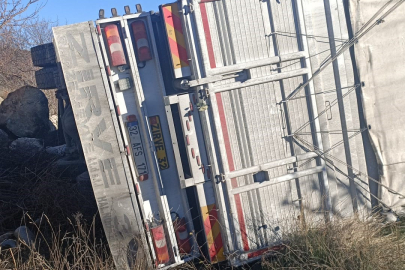 Isparta’da kontrolden çıkan kamyon şarampole devrildi