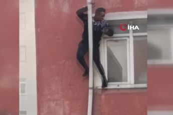 İstanbul Sultangazi'de yangından kurtulmak için borulara tutunan adamın düştüğü anlar kamerada