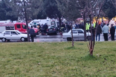 Kütahya Tavşanlı'da orta refüjdeki ağaca çarpan otomobildeki 2 kişi yaralandı