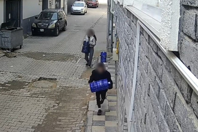 2 çocuk apartman önündeki damacanaları çaldı