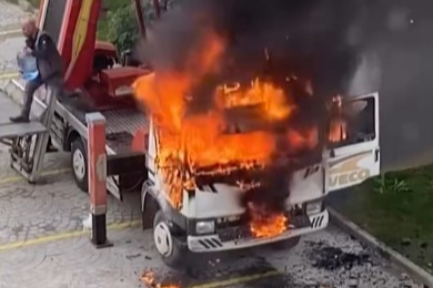 Bursa'da 6. kata eşya çıkaran vinçli kamyon alev alev yandı!