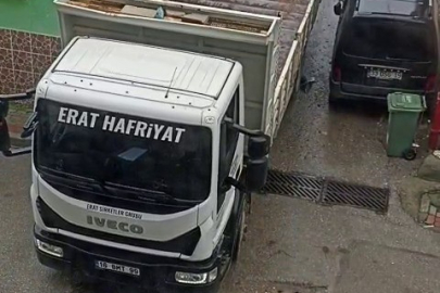 Bursa'da bir kamyon sokak arasındaki araca ağır zarar verip kaçtı!