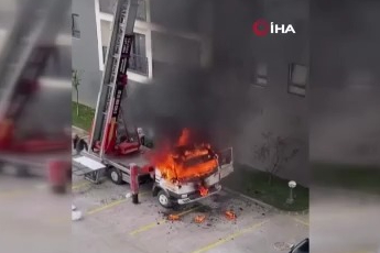 Bursa'da ev taşıma kabusa döndü... Vinç alev aldı, vatandaşlar damacanayla söndürmeye çalıştı