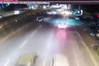 Bursa'da ehliyetsiz genç, ağabeyinin otomobili ile makas atarken kaza yaptı!