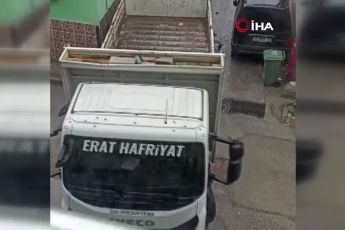 Bursa'da bir kamyon sokak arasındaki araca ağır zarar verip kaçtı!