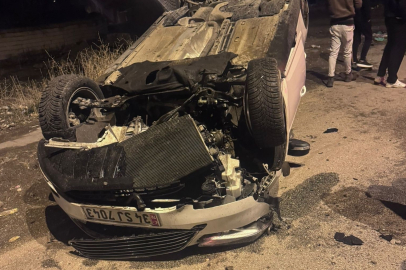 Ağrı'da kazada kaldırıma çarpan araç takla attı: 2 yaralı