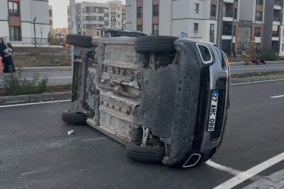 Diyarbakır'da trafik kazası: Araç yan yattı, 2 kişi yaralandı