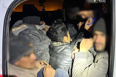 Iğdır’da bir araçta 12 düzensiz göçmen ve 2 organizatör yakalandı